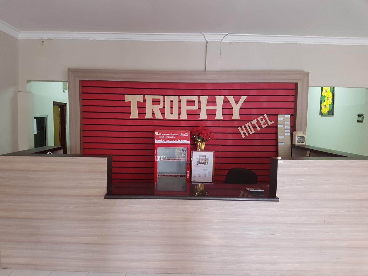 Trophy Hotel Sumbawa Besar Bagian luar foto